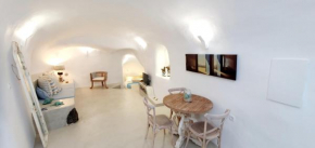 Rakomelo Cave - newly renovated 100 year old cave, Thira